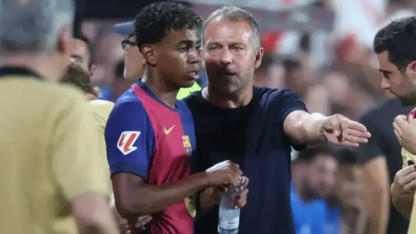 Entrenador habla con joven jugador del Barça. La tensión del partido contra el Inter se siente en el aire.