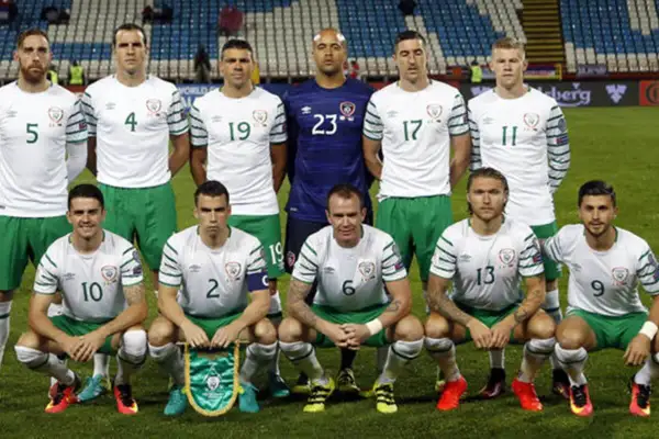 Equipo de fútbol de Irlanda posando para una foto. La selección de Irlanda luce sus uniformes blancos y verdes.