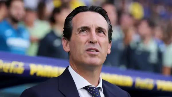 Unai Emery, entrenador del Villarreal, reflexiona en el banquillo. Sus fechas de ingreso al club marcan una era de éxitos.