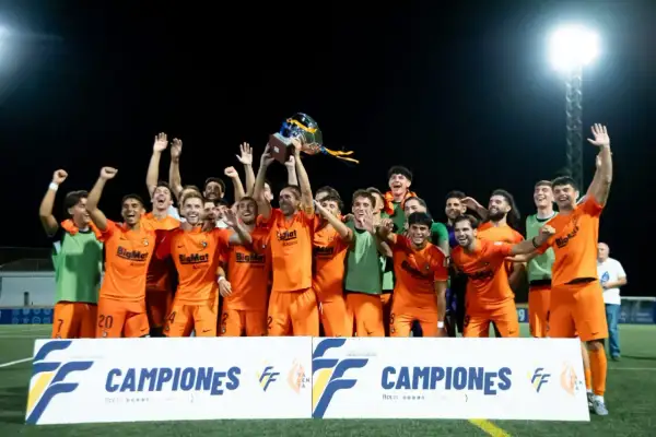 Equipo de fútbol celebra levantando la copa federación fútbol. ¡Campeones!
