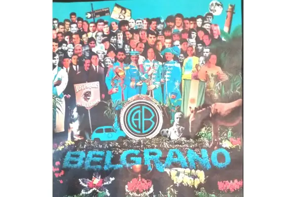 Grupo de personas con trajes de banda, un tambor con las iniciales AB, un cartel de "Los Piratas de Belgrano", un auto azul y un caballo.