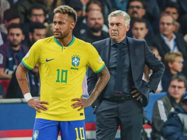 Neymar, con la camiseta de Brasil, y Carlo Ancelotti, observan el partido. La esperanza de la **copa** está en sus manos.