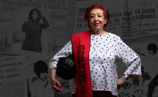 Amelia del Castillo, entrenadora de fútbol del Atlético de Pinto, posa con un balón.